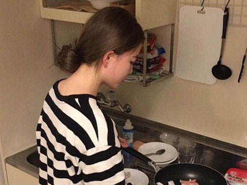 Đăng bức ảnh bóc mẽ vợ không biết làm gà, anh chồng đỏ mặt khi bị chị em phát hiện ra sự thật-2