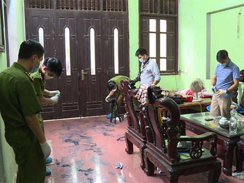 Giây phút nghi phạm hung hãn vào nhà đâm chết 2 vợ chồng ở Hưng Yên