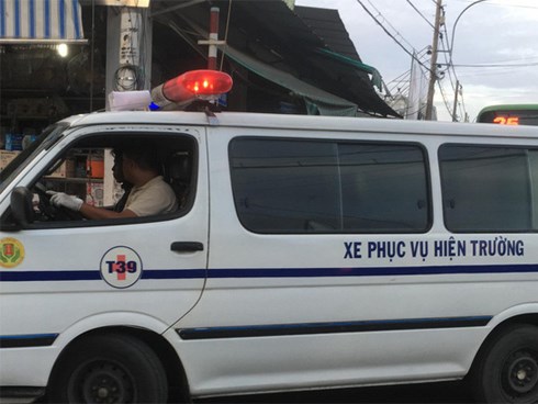 Cặp vợ chồng khóc ngất khi con trai 2 tuổi rơi khỏi tay cha tử vong sau va chạm với xe tải