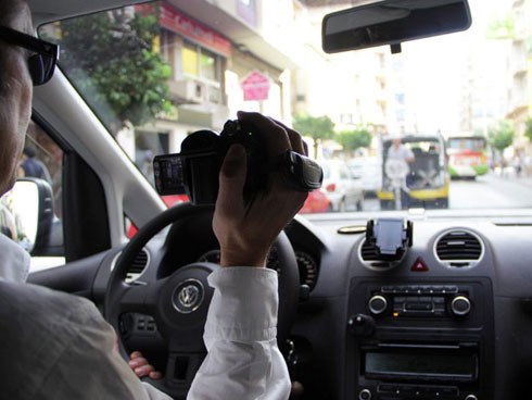 Bị phát hiện ngoại tình, nữ giám đốc trốn trong cốp xe sang