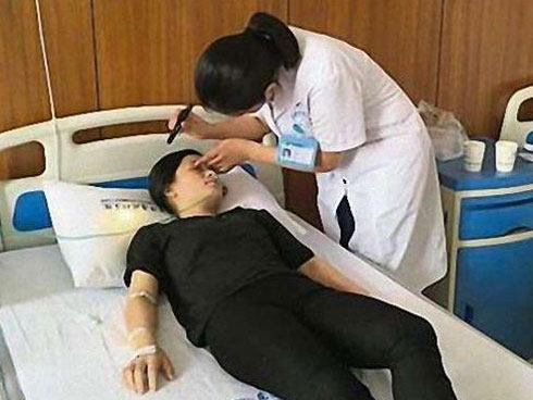 Con không mở nổi mắt phải đi khám, mẹ hối hận khi nghe bí mật động trời của con-4