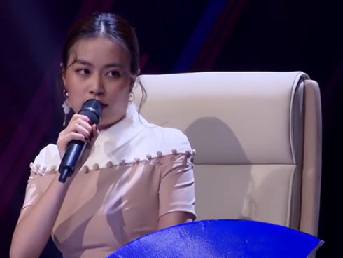 Hoàng Thùy Linh cãi tay đôi với nhà báo trên sóng truyền hình
