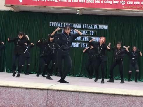Tiết mục nhảy chào học sinh khối 10 cực chất của teen Hà Nội