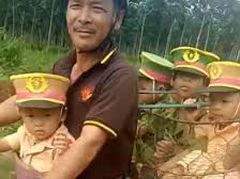Thỏa ước mơ nghề nghiệp: 4 bé mặc đồng phục công an vi vu bố chở trên đường