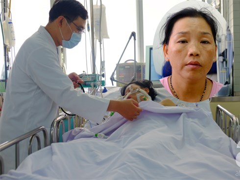 Người mẹ Đồng Nai lặng lẽ chờ ngày bán nhà cứu con trai hôn mê gần 1 tháng, phổi tổn thương đến 80% sau một cơn sốt cao