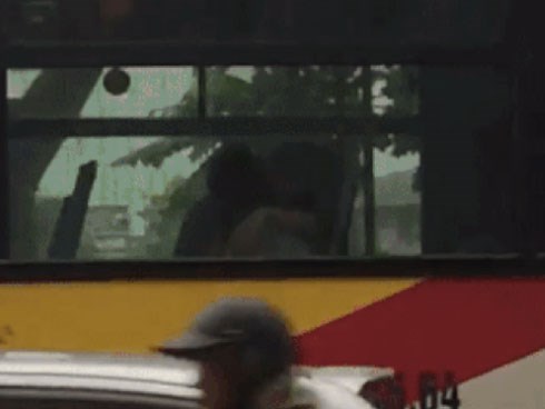 Cặp tình nhân thản nhiên diễn cảnh giường chiếu trên xe bus giữa trưa Hà Nội khiến dân tình 'phát sốt'