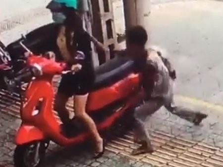 Có những ngày nhìn cái gì cũng thấy khó ở