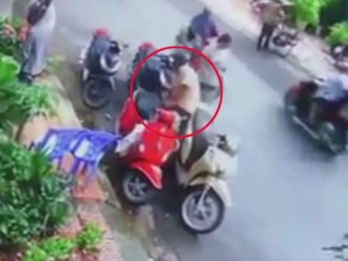 Đi SH trộm đồ bị bắt tại trận, người đàn ông thản nhiên lái xe tẩu thoát