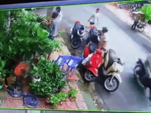 Người đàn ông ăn mặc lịch sự đi xe SH ngang nhiên trộm túi xách, bị bắt quả tang còn ra điều lớn tiếng thách thức