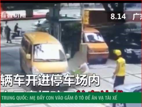 Clip: Người phụ nữ nhẫn tâm xô đứa trẻ vào ô tô để ăn vạ tài xế