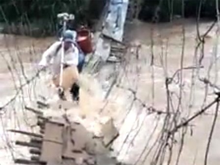 Thót tim trước cảnh mạo hiểm vượt nước lũ bằng cầu treo