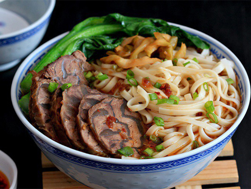 Bán cơm trắng cho nam sinh nghèo, 20 năm sau chủ quán được cứu trong lúc khó khăn nhất-6