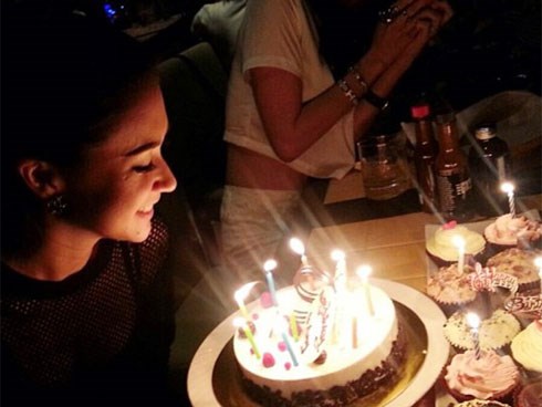 Cô nàng ghen vì chồng chưa cưới năm nào cũng tổ chức sinh nhật vợ cũ đã mất, chị em khuyên: Đừng buông tay người đàn ông ấy