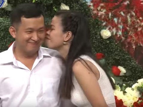 Quá hợp nhau nhưng thấy bạn trai chần chừ, cô gái chủ động đòi hôn luôn