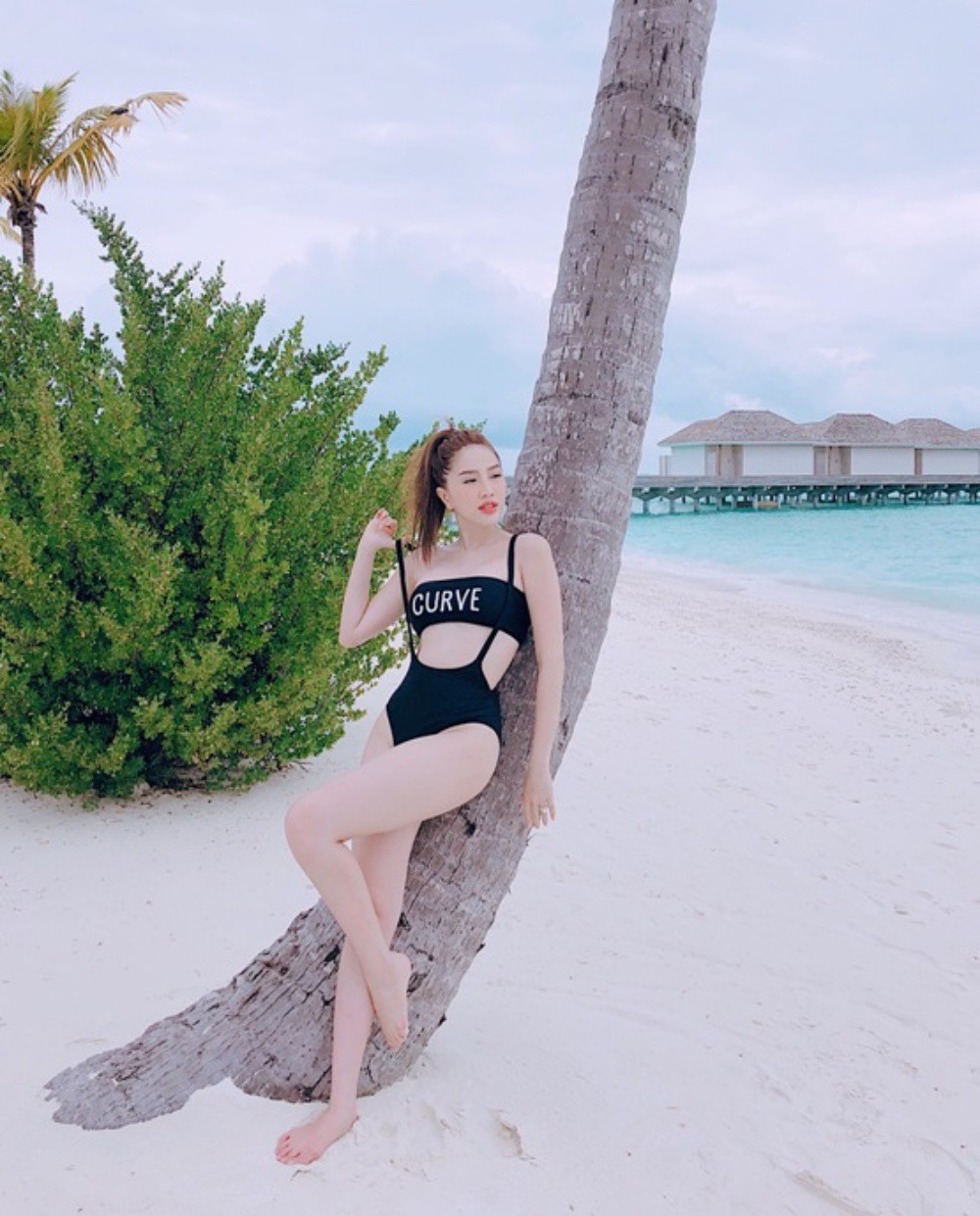 Bảo Thy tự tin thả dáng gợi cảm trong những bộ bikini đầy màu sắc-4