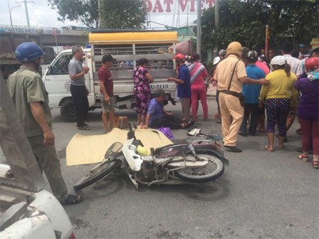 Cha ôm thi thể con trai gào khóc sau cú va chạm với xe ben
