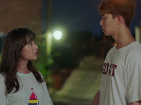 Nghe điều kiện oái oăm mà nhà trai đưa ra trong ngày dạm ngõ, cô gái trẻ chỉ biết ôm bụng bầu khóc thầm