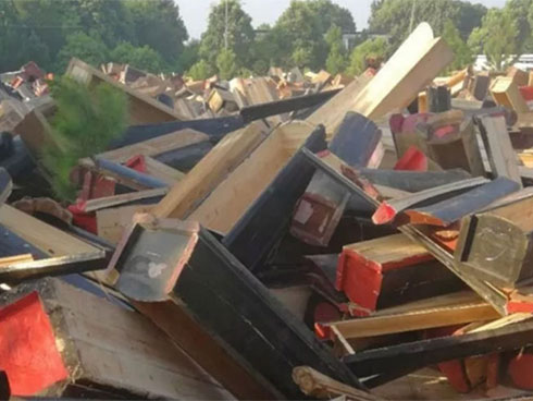 Đang khiêng linh cữu đi trên đường, gió lớn bất ngờ thổi bay thi thể xuống hồ-2