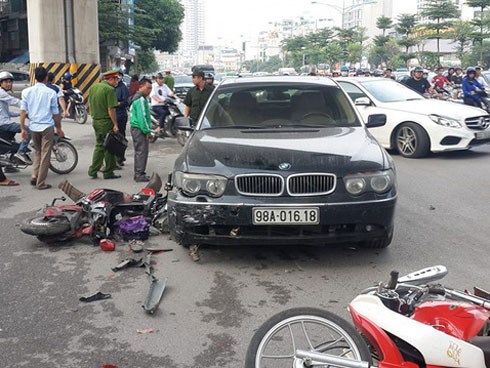 Nữ tài xế BMW tông liên hoàn trên phố Hà Nội, 2 cháu nhỏ bị thương nặng