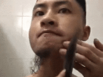 Dùng dao nhọn cạo râu khoe khuôn mặt chuẩn soái ca, chàng thanh niên trẻ khiến người xem 'lạnh gáy