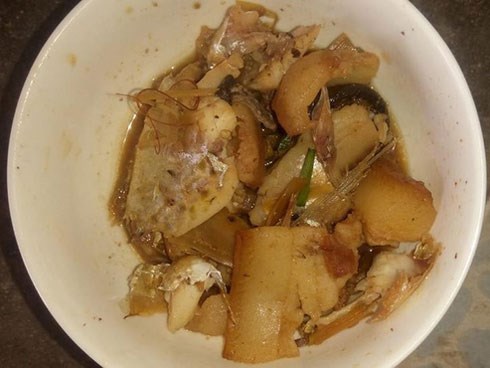 Hùng hục làm cỗ cả buổi, nàng dâu được mẹ chồng phần bát thịt mỡ ăn dở, con gái chẳng thấy mặt lại được chia nửa con gà