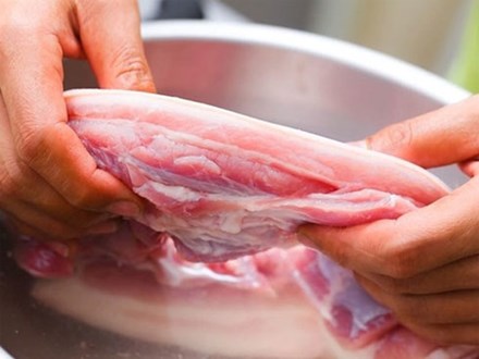 Cứ tưởng chần thịt trước khi nấu là làm sạch hiệu quả nhưng hóa ra không phải vậy và đây mới là cách bạn nên làm