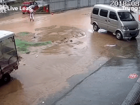 Hãi hùng hai bé gái tụt xuống cống khi qua đoạn đường ngập