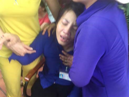 Mẹ ôm thi thể con gái lớp 4 gặp nạn gào khóc thảm thiết