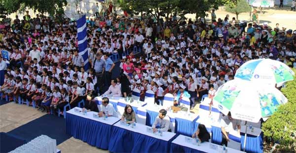 Trao 64.000 ly sữa cho 700 học sinh nghèo Bình Định-3