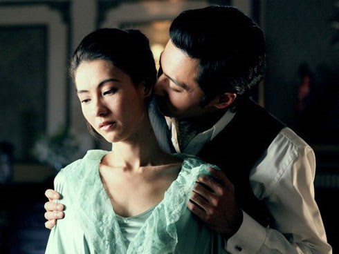 Nghe vợ vừa khóc vừa ấm ức kể hết mọi chuyện, tôi thấy sai lầm khi đã đón mẹ vào chăm vợ đẻ
