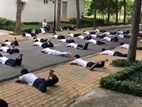 Cười nghiêng ngả với cách học bơi 'cực chất' của sinh viên đại học