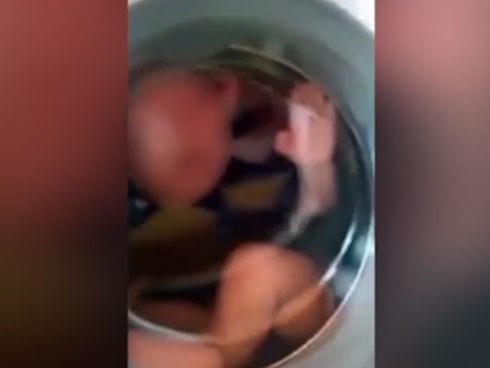 Mặc kệ em bé khóc ngằn ngặt vì bị nhốt vào máy giặt, người giúp việc vẫn cười khoái chí