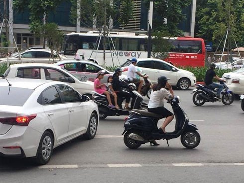 Hà Nội: Người phụ nữ dừng xe giữa đường buôn điện thoại, mặc kệ dòng đời qua lại tấp nập