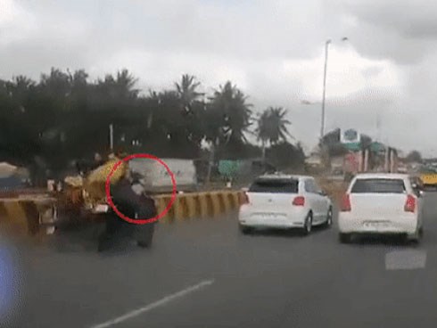 Bố mẹ ngã văng xuống đường vì tai nạn, con nhỏ một mình ngơ ngác trên xe máy phóng vun vút