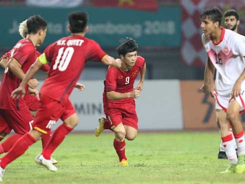 Video: Các cầu thủ Olympic Việt Nam ăn mừng chiến thắng cùng người hâm mộ
