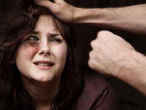 Cứ dăm ngày chồng lại lôi vợ ra đánh đập nhưng cô không dám ly hôn, nguyên nhân là vì thế này