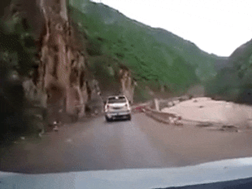 Ô tô thoát cửa tử trong gang tấc khi vách núi bất ngờ đổ sập