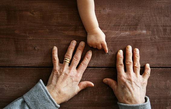 Móng tay bầm tím không rõ nguyên nhân, bác sĩ mãi không thể lý giải cho đến khi xét nghiệm-2