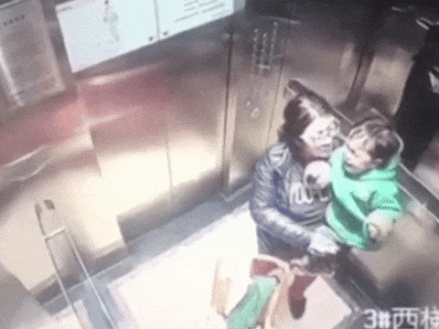 Sốt ruột cạy cửa thang máy vì chờ lâu quá, con rể khiến bố vợ bước vào rồi ngã chết-2
