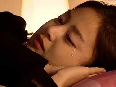 Chồng ra ngoài sống với người yêu cũ, vợ ôm bầu 4 tháng ghen tuông còn bị mẹ chồng mắng té tát