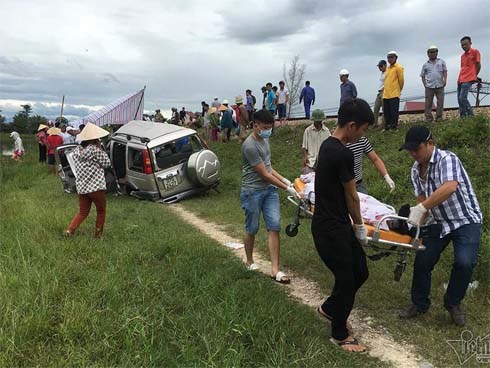 Tàu hỏa đâm ô tô: Nghe tiếng nổ như bom, 2 chú cháu tử vong