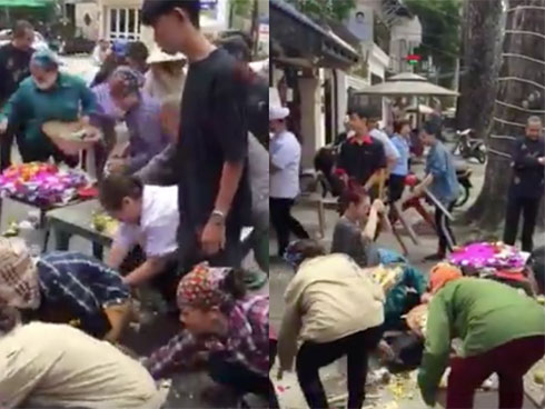 Thi nhau vơ lộc trong lễ cúng thí thực ở chùa Quán Sứ-1