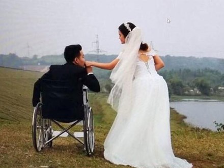 Cô gái kết hôn với anh chàng cụt chân nhờ Facebook: 