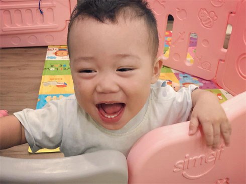 Hình ảnh con trai Bella cười toe toét khoe 8 chiếc răng dù bị mắng tội nghịch phá cũi được chia sẻ khiến nhiều người thích thú