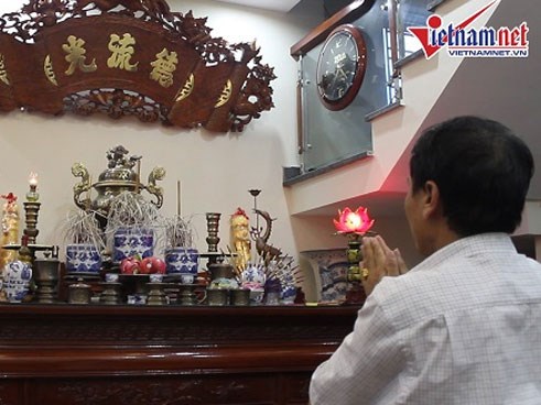 Bố Quang Hải thắp hương trước trận đấu, mong con nỗ lực hết sức