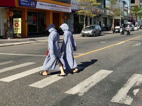 Sang đường như đi catwalk cho hãng thời trang 