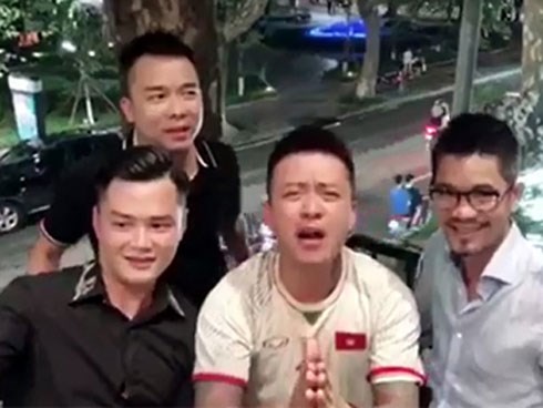 Tuấn Hưng vái lậy HLV Park khi Việt Nam vào bán kết Asiad