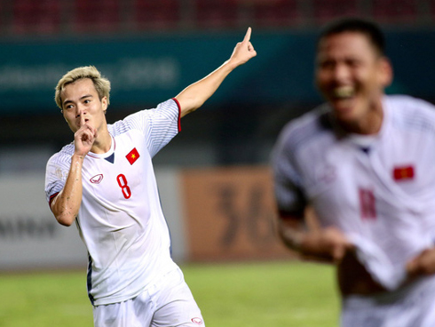 Không phải Xuân Trường thì ai dám úp bánh kem vào mặt lão tướng của tuyển Việt Nam?-6