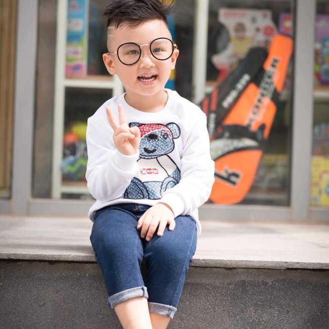 Cậu bé được bố giấu mẹ dẫn đi bão mừng Olympic Việt Nam chiến thắng liên tục hát Việt Nam ơi, Việt Nam ơi! sau khi trở về nhà-4