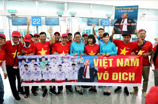 Ngập sắc đỏ trên chuyến bay Vietnam Airlines sang Indonesia-6